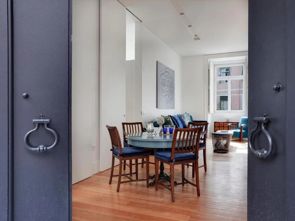 Deluxe One-Bedroom Apartment
